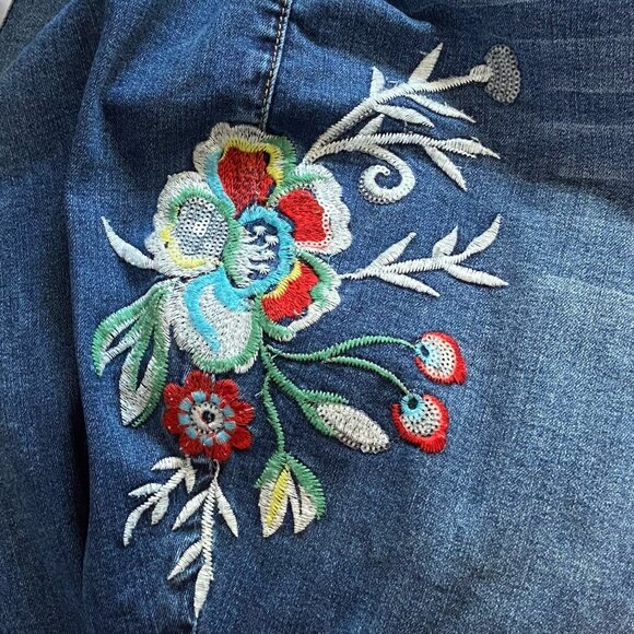 CATO Floral Embroidered Distressed Crop Jeans Sz 28W Blue Denim High Rise NWT - Picture 11 of 16